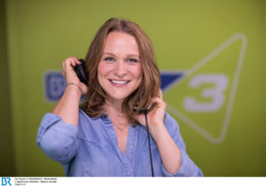 Moderatorin Corinna Theil. - Bild: BR/Markus Konvalin