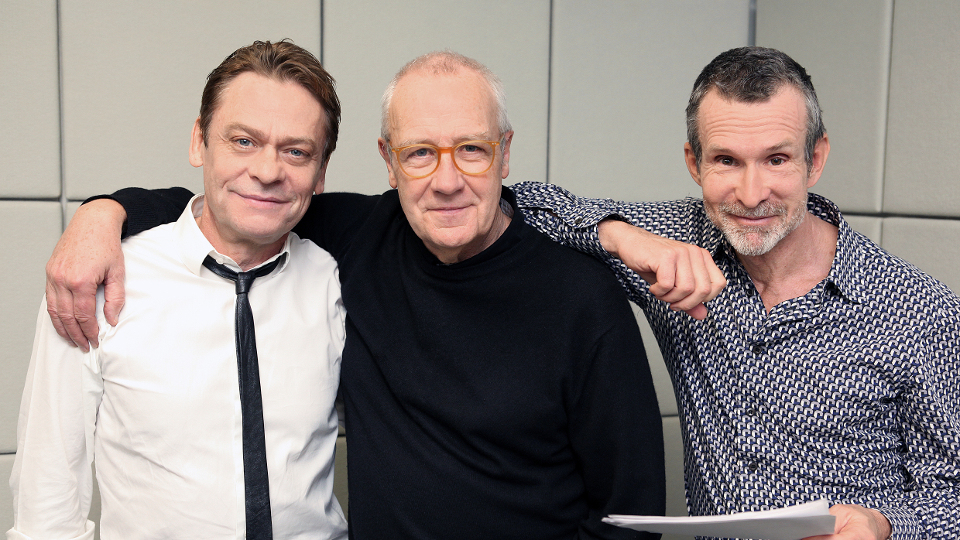 Charles Marlow (Sylvester Groth), Walter Adler (Regisseur) und Kurtz (Ulrich Matthes) in dem Stück "Herz der Finsternis", WDR/Sibylle Anneck