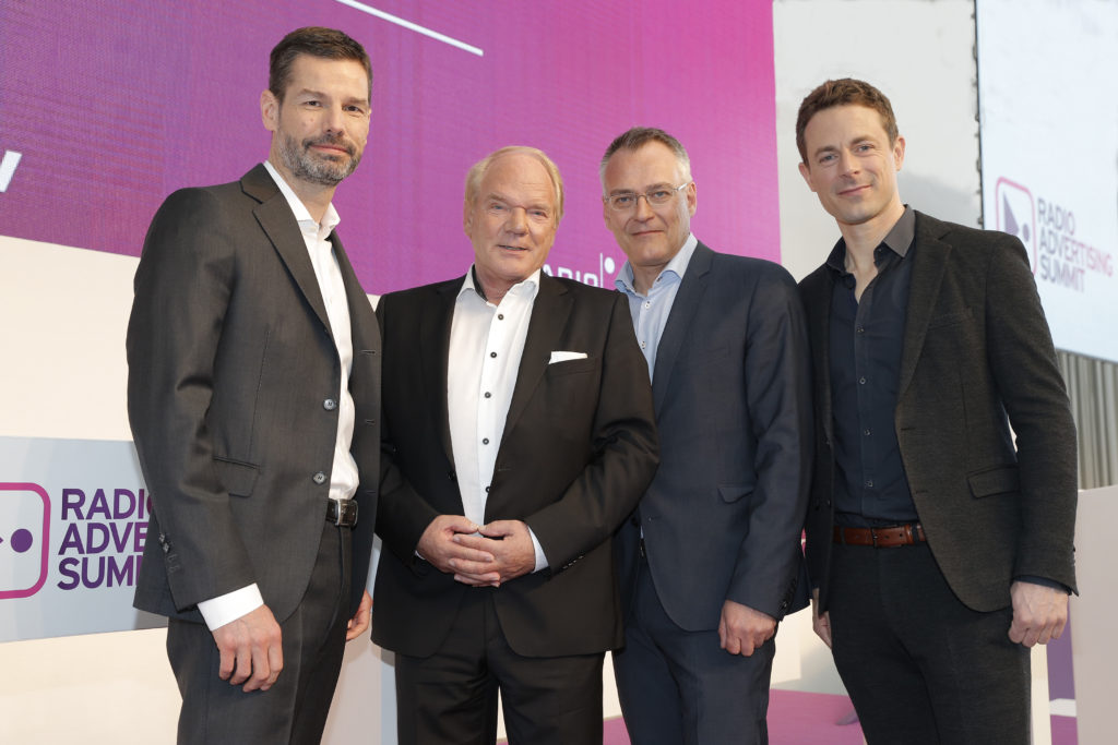 Oliver Adrian (AS&S Radio), Lutz Kuckuck (Radiozentrale), Florian Ruckert (RMS), Alexander Bommes (Tagesmoderator) – Foto: Radio Advertising Summit/Claus Langer)