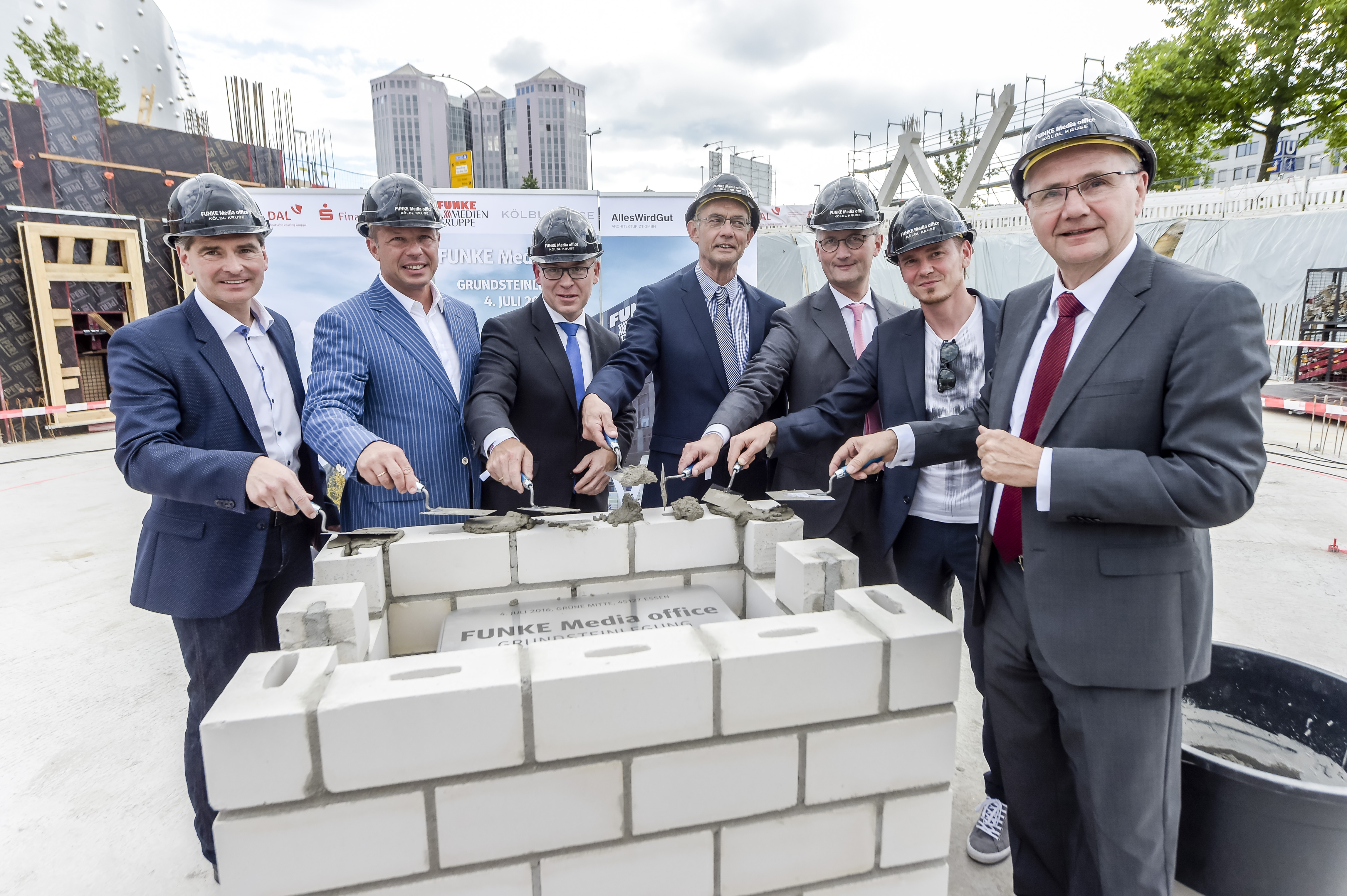 04.07.2016 Essen. Grundsteinlegung am Funke Medienzentrum der Funke Mediengruppe am Limbecker Platz. Verlagsleitung und Mitarbeiter waren gekommen um den Festakt zu feiern. Im Bild: Marcus Kruse, Stephan Kölbl, Kai Eberhard, Hans Jürgen Best, Michael Wüller, Herwig Spiegl und Mannfred Braun. Foto:Ralf Rottmann/ Funke Foto Services